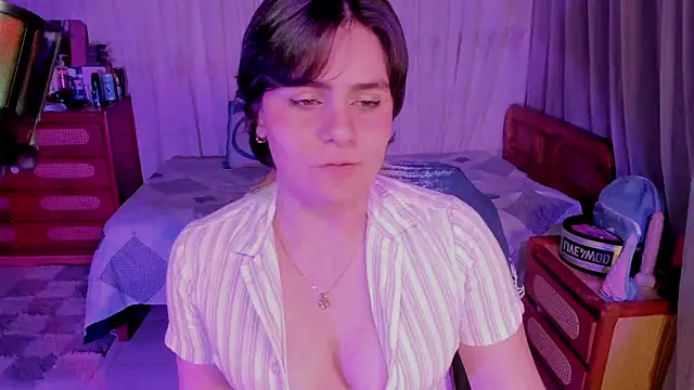 Snapshot of isabelacooperr chatting on 06/09/26, 06:03 isabelacooperr online show from 06/09/26, 06:03