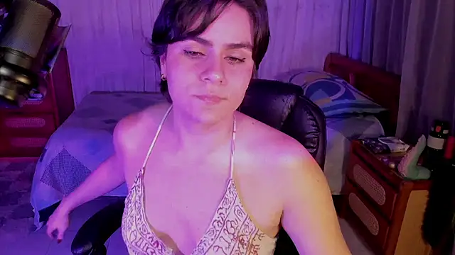 Snapshot of isabelacooperr chatting on 06/14/26, 05:20 isabelacooperr online show from 06/14/26, 05:20