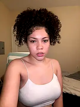 Snapshot of ladylavish chatting on 12/05/24, 08:00 ladylavish online show from 12/05/24, 08:00