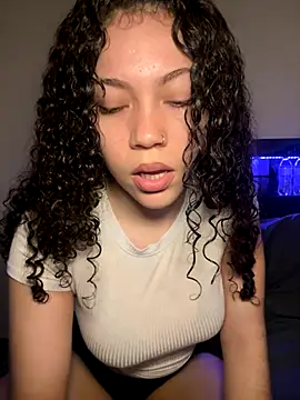 Snapshot of ladylavish chatting on 12/05/25, 05:05 ladylavish online show from 12/05/25, 05:05