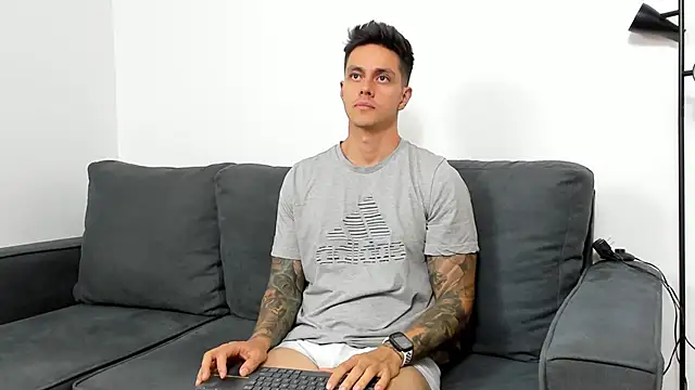 Snapshot of JeanBroc chatting on 10/20/25, 08:20 JeanBroc online show from 10/20/25, 08:20