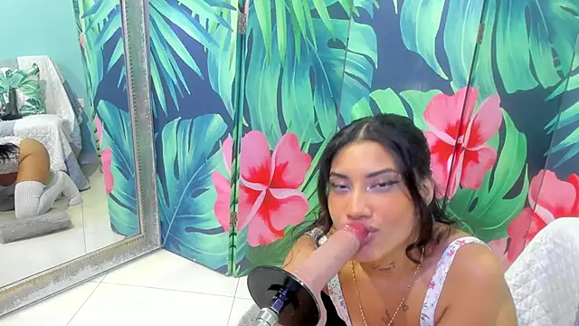 Snapshot of Mieldeluna chatting on 02/18/26, 05:58 Mieldeluna online show from 02/18/26, 05:58