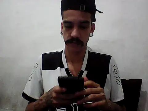 Snapshot of gatobranco001 chatting on 06/16/26, 02:30 gatobranco001 online show from 06/16/26, 02:30
