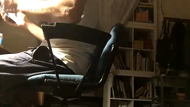 Snapshot of otikatseikaip3r chatting on 10/23/25, 12:21 otikatseikaip3r online show from 10/23/25, 12:21