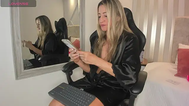 Tayra Pradit online show from 01/30/25, 01:11