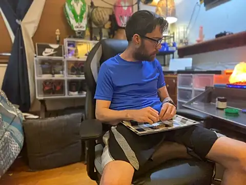 Snapshot of slutty_guy12 chatting on 01/28/25, 11:28 slutty guy12 online show from 01/28/25, 11:28