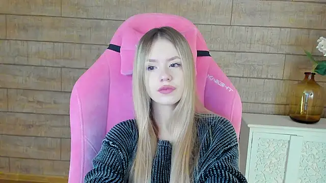 MilanaBalmain online show from 10/04/25, 04:21