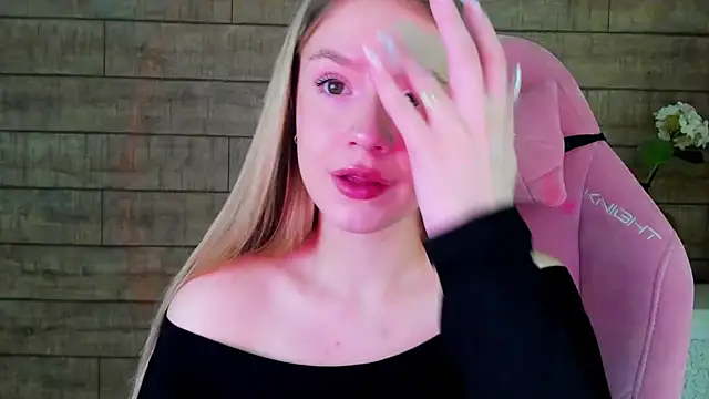 MilanaBalmain online show from 10/18/25, 04:37