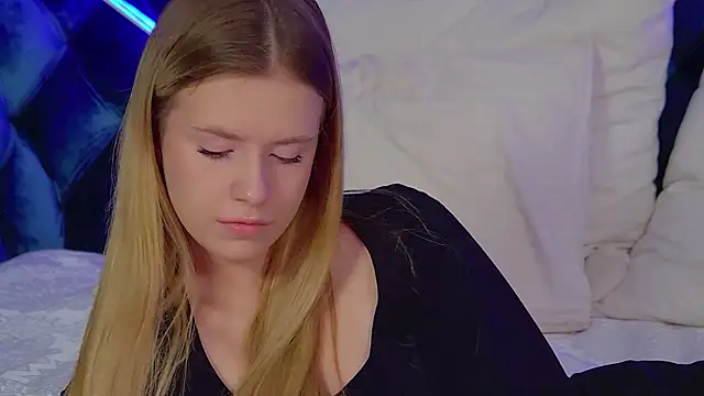 MilanaBalmain online show from 11/23/25, 04:56