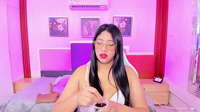 Snapshot of estrella_bigboobs14 chatting on 12/16/25, 10:31 estrella bigboobs14 online show from 12/16/25, 10:31