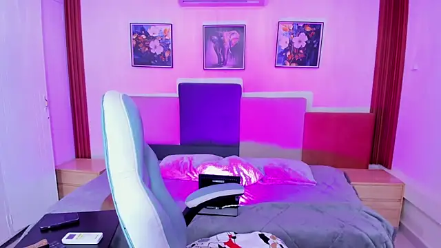 Snapshot of estrella_bigboobs14 chatting on 12/18/25, 10:43 estrella bigboobs14 online show from 12/18/25, 10:43