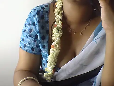 Snapshot of Sexy-Shalinii chatting on 05/22/26, 05:18 Sexy-Shalinii online show from 05/22/26, 05:18