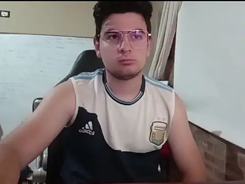 Snapshot of enzis3 chatting on 11/08/25, 09:24 enzis3 online show from 11/08/25, 09:24