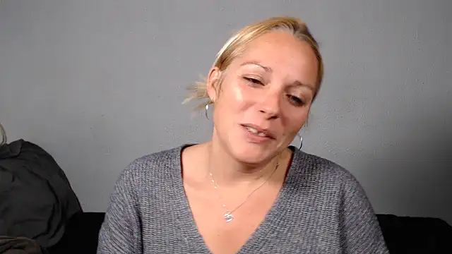 Snapshot of Doucelouve9 chatting on 11/22/25, 05:23 Doucelouve9 online show from 11/22/25, 05:23