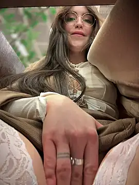 Snapshot of meow_girl chatting on 02/18/25, 11:33 meow girl online show from 02/18/25, 11:33