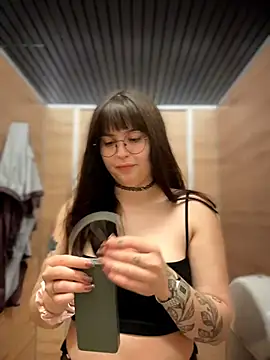 Snapshot of meow_girl chatting on 07/19/26, 01:37 meow girl online show from 07/19/26, 01:37
