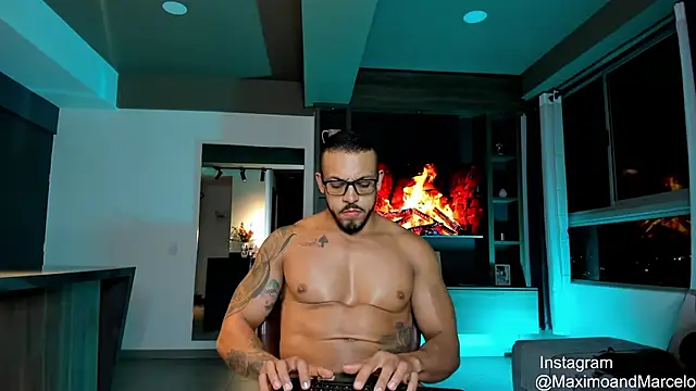 Snapshot of Maximo_Marcelo chatting on 02/18/25, 02:16 Maximo Marcelo online show from 02/18/25, 02:16