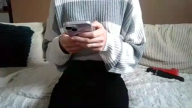 Snapshot of Petite_moi chatting on 03/12/26, 12:11 Petite moi online show from 03/12/26, 12:11