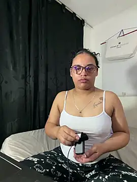Snapshot of angela_angels_ chatting on 05/17/26, 04:21 angela angels online show from 05/17/26, 04:21