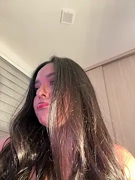 Snapshot of kenndall_21 chatting on 02/24/26, 12:19 kenndall 21 online show from 02/24/26, 12:19