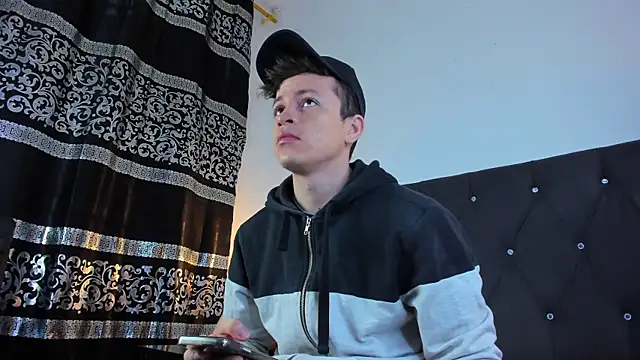 Snapshot of Angel_Cuervo chatting on 01/21/25, 12:18 Angel Cuervo online show from 01/21/25, 12:18