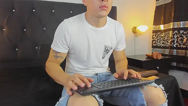 Snapshot of Angel_Cuervo chatting on 02/15/25, 12:43 Angel Cuervo online show from 02/15/25, 12:43