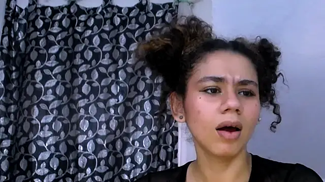 Snapshot of diamonmeli chatting on 03/03/25, 05:39 diamonmeli online show from 03/03/25, 05:39