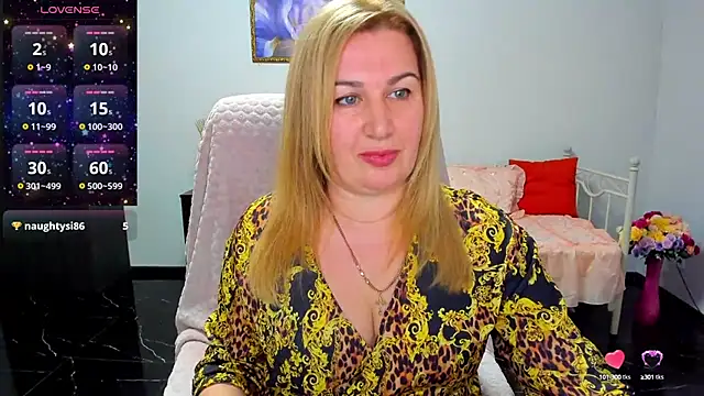 Snapshot of Lili_Crossi chatting on 03/10/25, 06:49 Lili Crossi online show from 03/10/25, 06:49