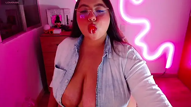 Snapshot of Rebeca_charme21 chatting on 01/19/25, 05:15 Rebeca charme21 online show from 01/19/25, 05:15