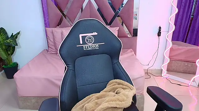 kendra tay online show from 10/31/25, 03:40