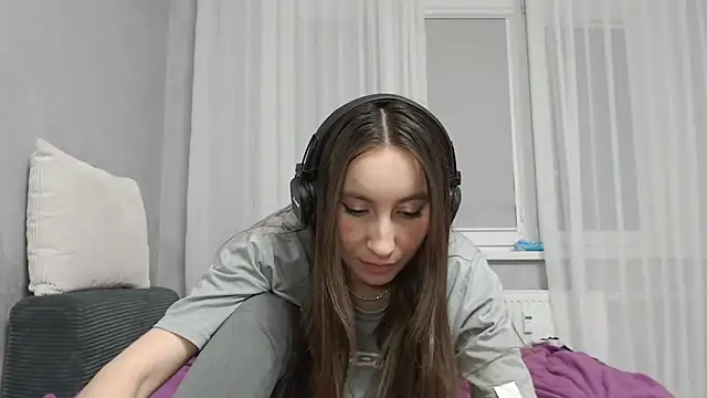 Snapshot of viviandaimond1 chatting on 02/13/26, 06:15 viviandaimond1 online show from 02/13/26, 06:15