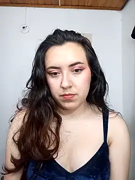 Snapshot of Emi_chik chatting on 12/20/24, 02:08 Emi chik online show from 12/20/24, 02:08
