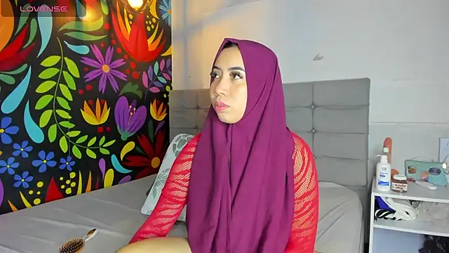 Snapshot of Sweet_hot_mia chatting on 02/13/25, 07:42 Sweet hot mia online show from 02/13/25, 07:42