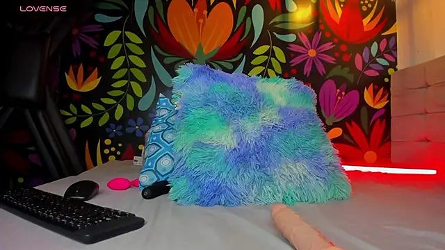 Snapshot of Sweet_hot_mia chatting on 02/15/25, 07:39 Sweet hot mia online show from 02/15/25, 07:39