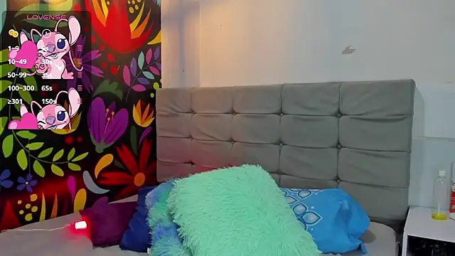 Snapshot of Sweet_hot_mia chatting on 03/15/25, 07:38 Sweet hot mia online show from 03/15/25, 07:38