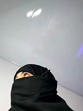 Snapshot of Sweet_hot_mia chatting on 11/22/25, 02:38 Sweet hot mia online show from 11/22/25, 02:38