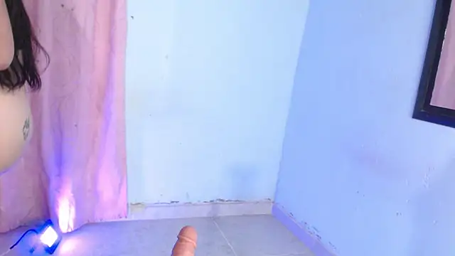 Snapshot of April_sexycurvi chatting on 10/30/25, 08:05 April sexycurvi online show from 10/30/25, 08:05