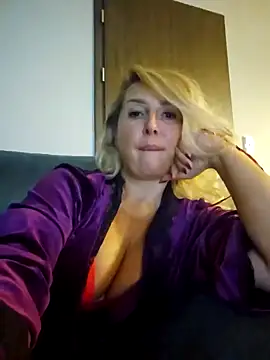 Snapshot of MariaRichi_ chatting on 10/19/25, 07:14 MariaRichi  online show from 10/19/25, 07:14