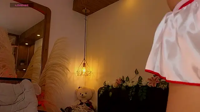 Hannah williams1 online show from 10/31/25, 10:11