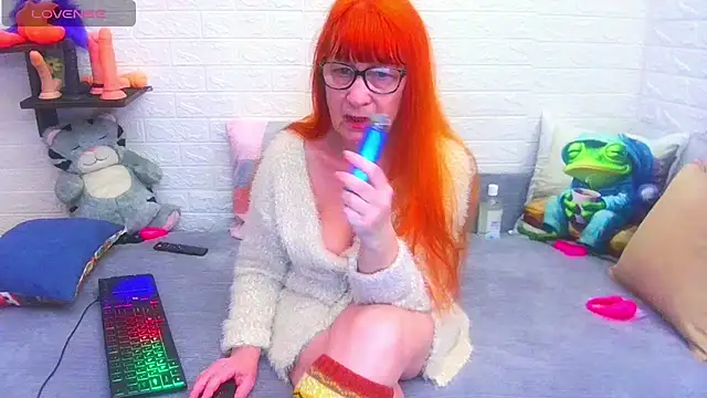 Snapshot of RedHousewife chatting on 02/07/26, 06:44 RedHousewife online show from 02/07/26, 06:44