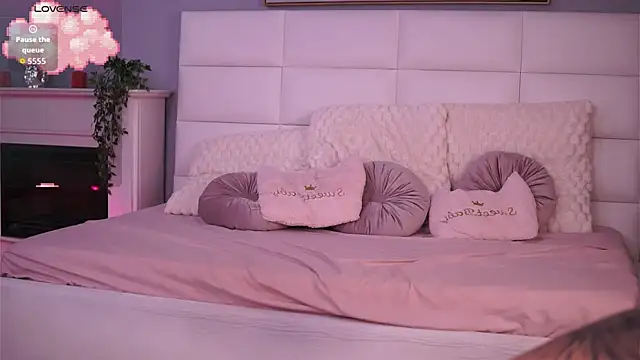 FlirtyFawn online show from 12/19/25, 01:34