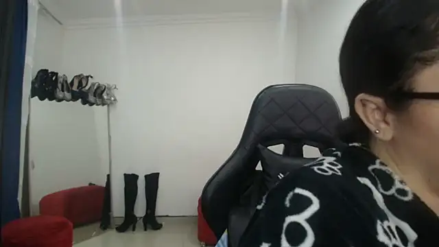 Snapshot of Madame_Shein_ chatting on 02/14/25, 09:21 Madame Shein  online show from 02/14/25, 09:21