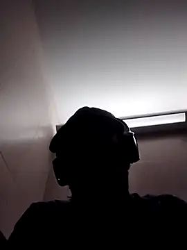 Snapshot of axelongshaft69 chatting on 12/19/25, 08:27 axelongshaft69 online show from 12/19/25, 08:27