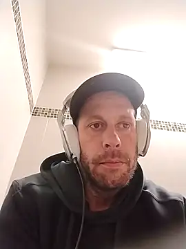 Snapshot of axelongshaft69 chatting on 02/27/26, 03:23 axelongshaft69 online show from 02/27/26, 03:23