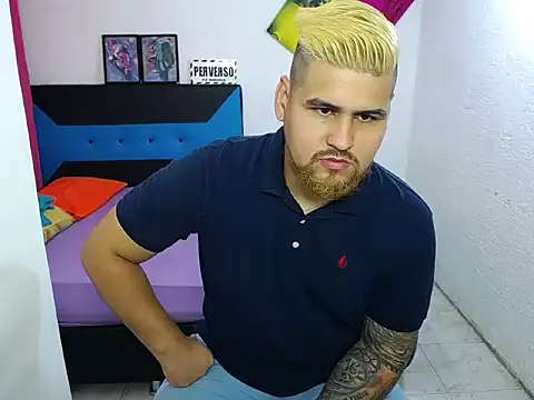 Snapshot of pitbullveryhot chatting on 12/04/24, 02:04 pitbullveryhot online show from 12/04/24, 02:04