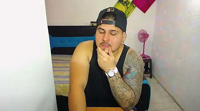 Snapshot of pitbullveryhot chatting on 03/13/25, 06:37 pitbullveryhot online show from 03/13/25, 06:37