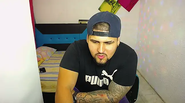 Snapshot of pitbullveryhot chatting on 03/19/25, 07:18 pitbullveryhot online show from 03/19/25, 07:18