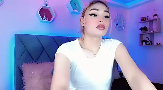 Snapshot of Hallyhott chatting on 12/12/24, 01:06 Hallyhott online show from 12/12/24, 01:06