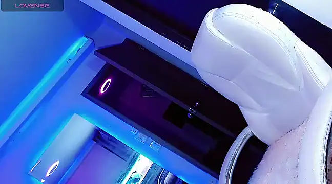 Snapshot of Hallyhott chatting on 12/18/24, 09:14 Hallyhott online show from 12/18/24, 09:14