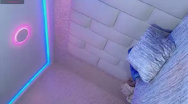 Snapshot of Hallyhott chatting on 02/26/25, 10:26 Hallyhott online show from 02/26/25, 10:26